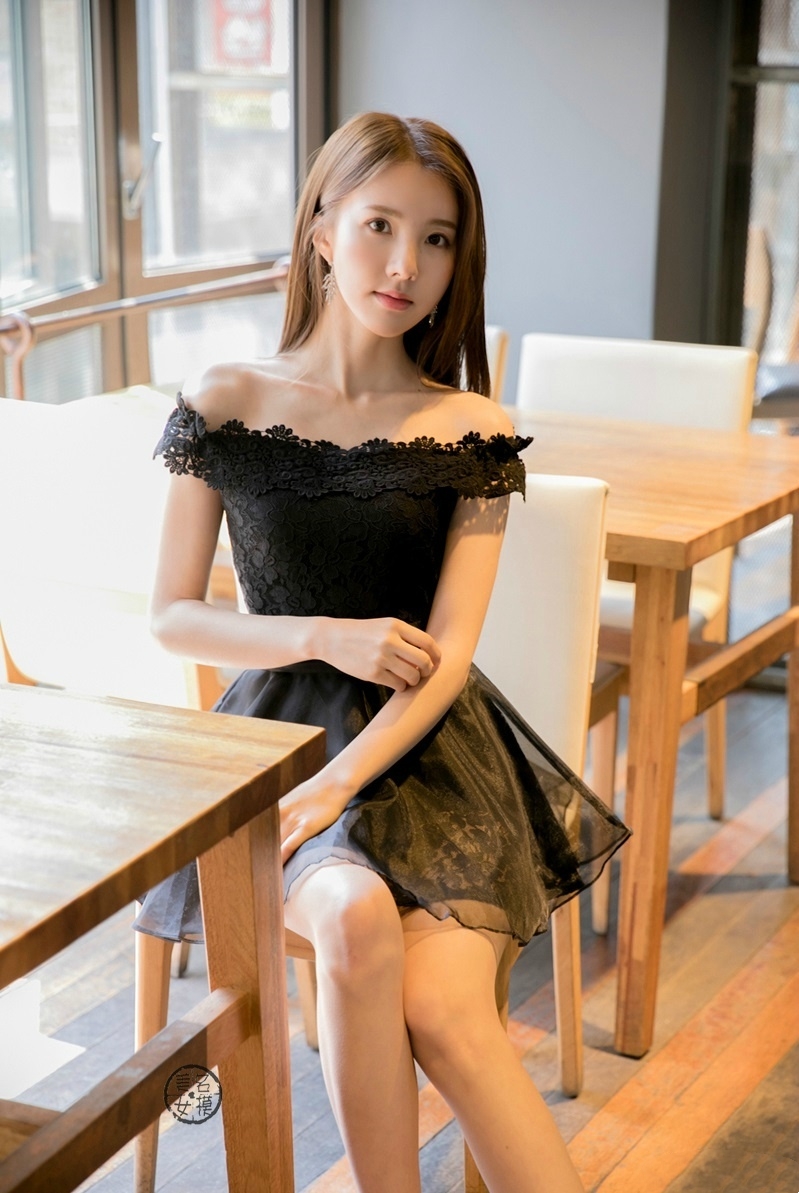 小姐姐穿黑色一字肩超短裙太清纯,这个锁骨实在太逆天