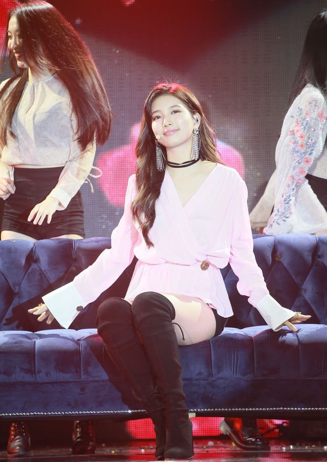 秀智粉丝见面会卖力唱跳 穿热裤躺沙发姿势魅惑诱人