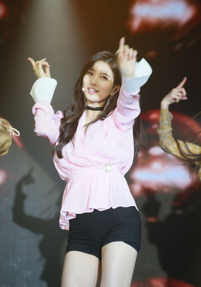 秀智粉丝见面会卖力唱跳 穿热裤躺沙发姿势魅惑诱人