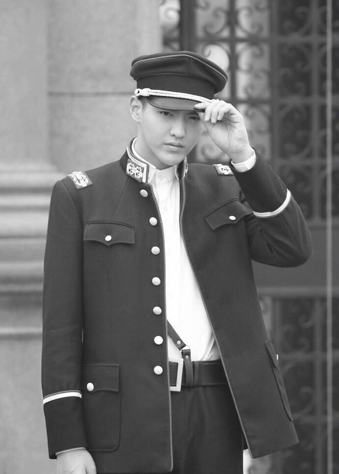 吴亦凡军装照帅出天际!像是从小说里走出来的霸道少帅
