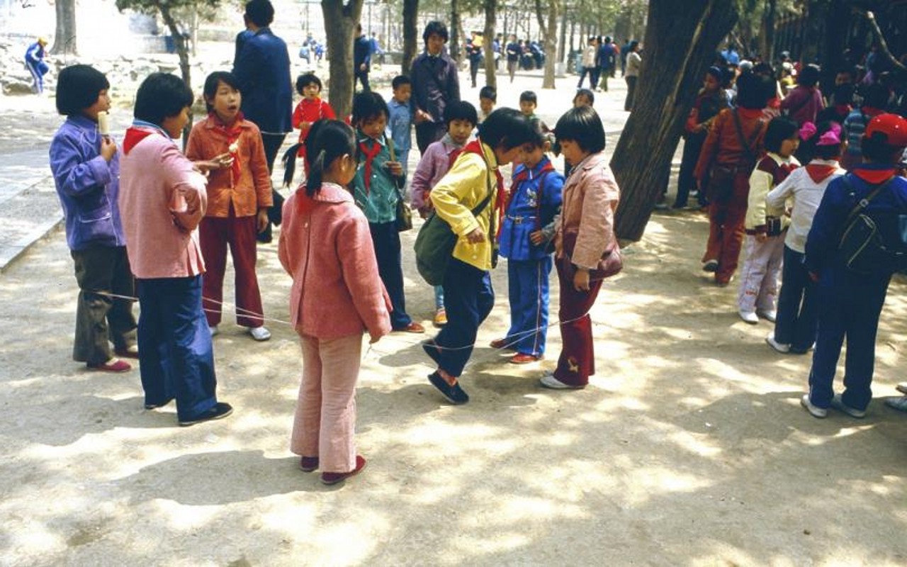 90年代中国老照片:图3树林里的小情侣,图5东北沈阳街道