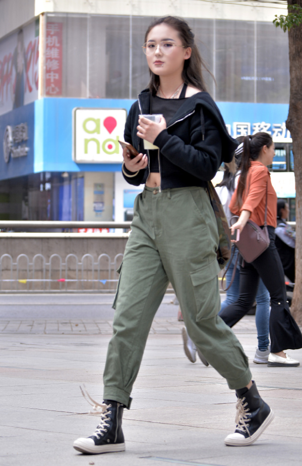 徐州街拍:我可以为图1戒烟,为图2戒酒,为了图3绝食都可以!