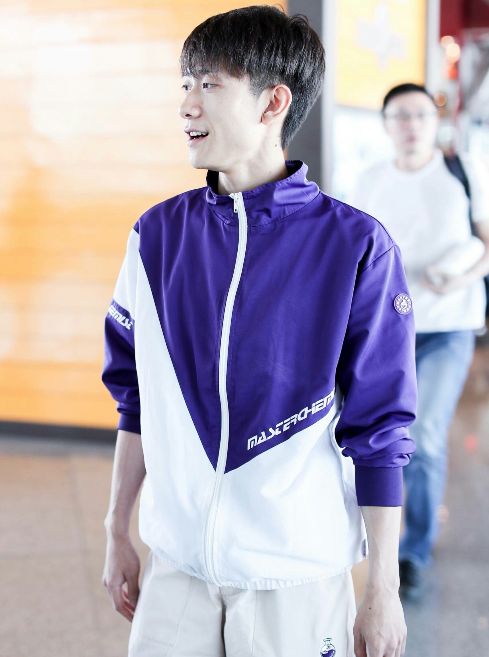 张一山现身机场发型好软萌,网友:这腿都快比女生的腿还要细了!