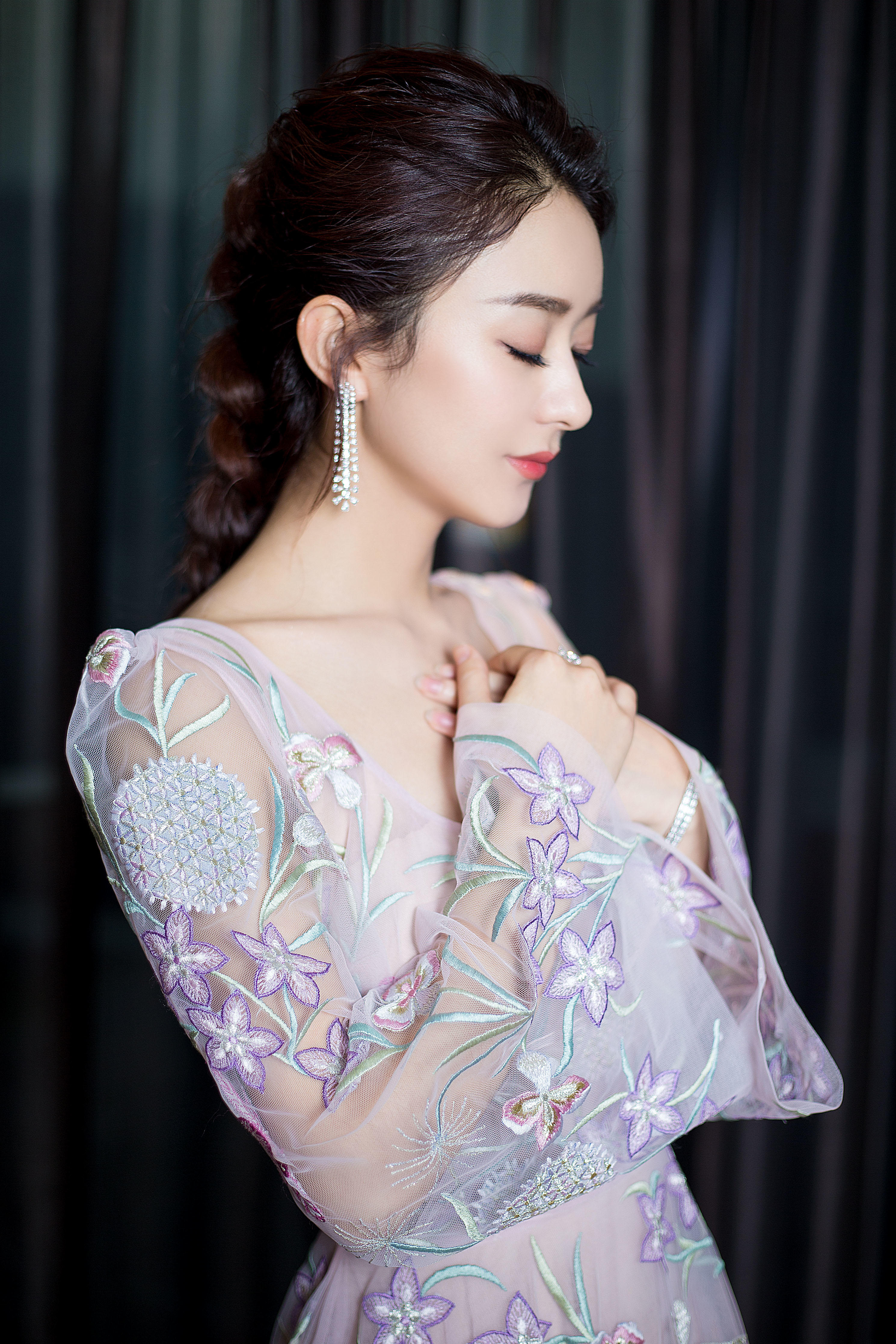 赵丽颖水中晒照,侧颜美美美,网友:颜美,腰瘦,皮肤白!