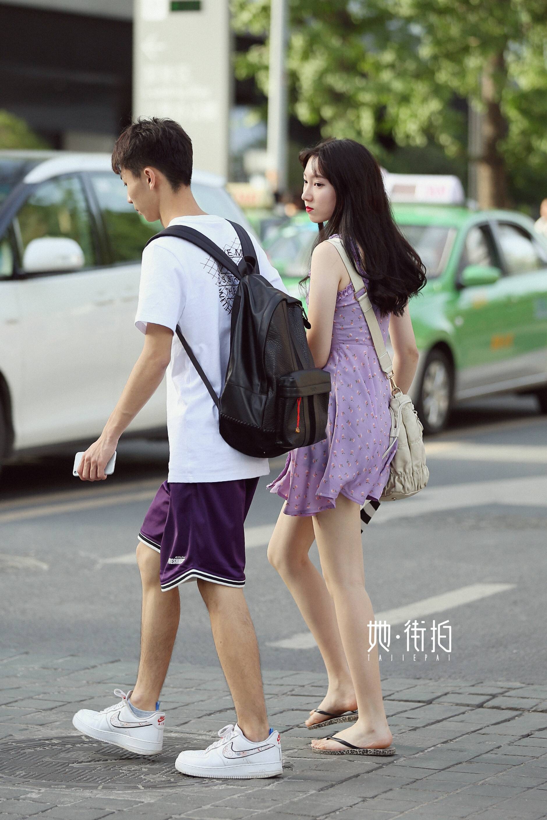 青春气息满满的一对情侣,女生紫色的的小碎花连衣裙和男朋友的紫色