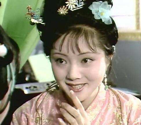 薛宝钗住在蘅芜苑到底有没有领贾府的月钱?这句话暗示了答案