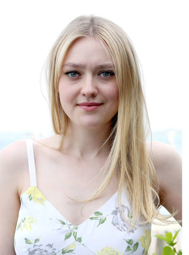 dakota fanning出席活动肌肤如雪,网友:爱耸肩头大脖子粗