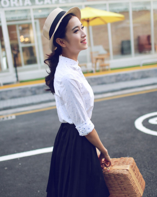 90后清新女神冯凯韵甜美十足!