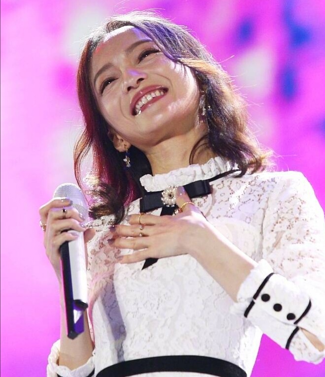 张韶涵"家丑"风波再次掀起,舅舅要她磕头认错,她却笑的很陶醉