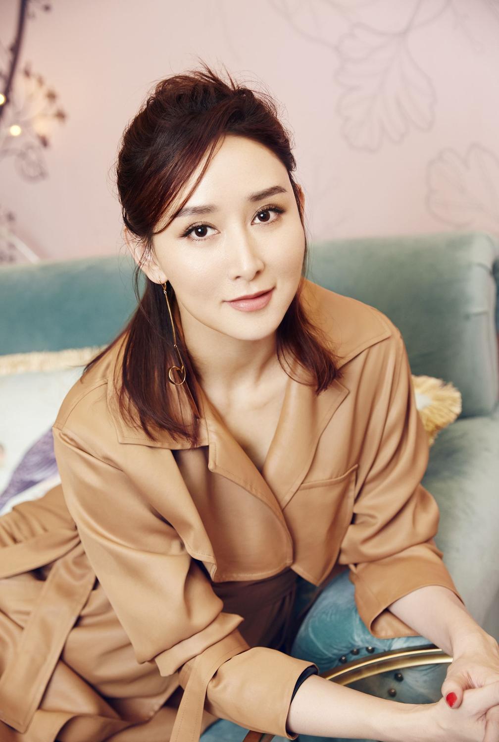 胡静,也是毕业于中央戏剧学院表演系96级,和刘烨是同