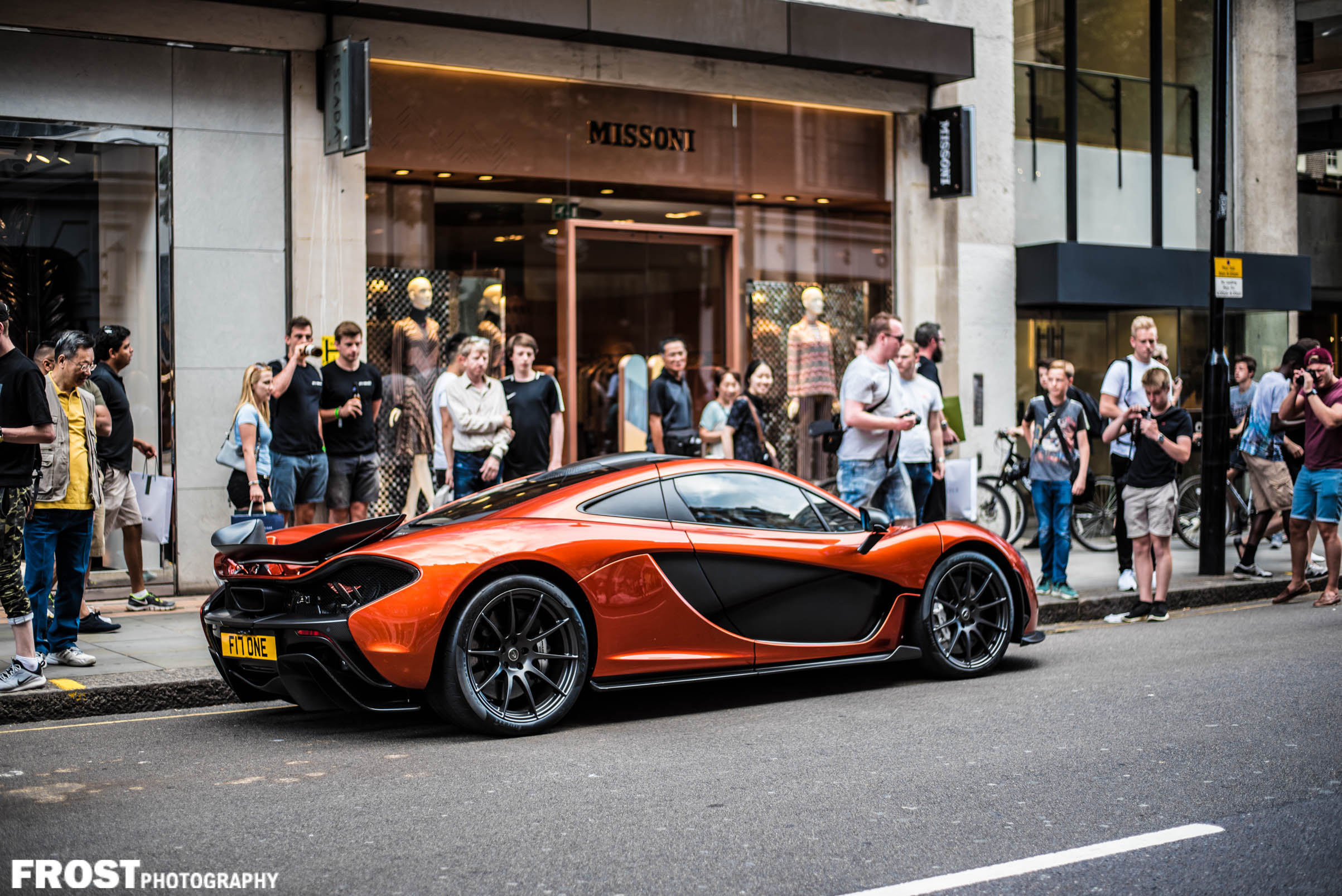 伦敦街拍迈凯伦p1,车门打开的那一刻气势真的不输拉法!