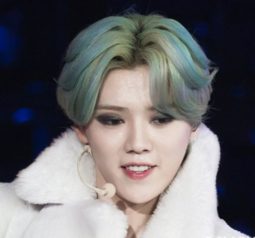 鹿晗烟熏妆打50分,蔡徐坤烟熏妆打70分,而他的烟熏妆打150分