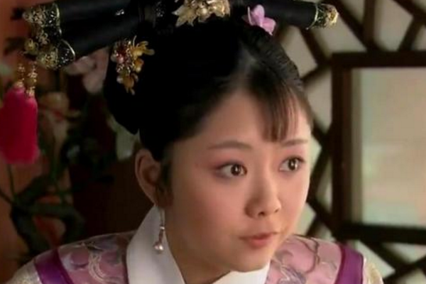 淳贵人:一位在《甄嬛传》中饰演一位十分单纯的角色,你喜欢她吗