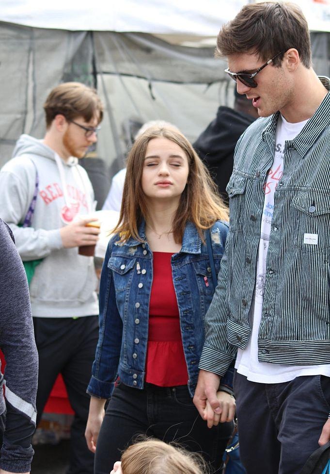 当地时间2018年5月27日,美国加州,乔伊·金和男友现身街头.