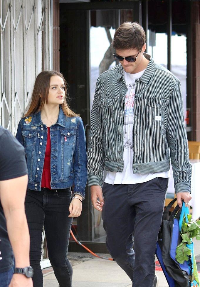 当地时间2018年5月27日,美国加州,乔伊·金和男友现身街头.