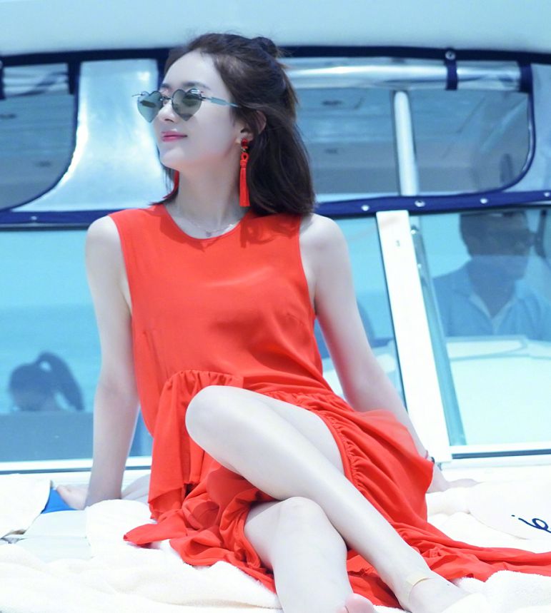 赵丽颖放出大福利,穿红裙海边度假美翻了,网友:蚂蚁腰给满分!