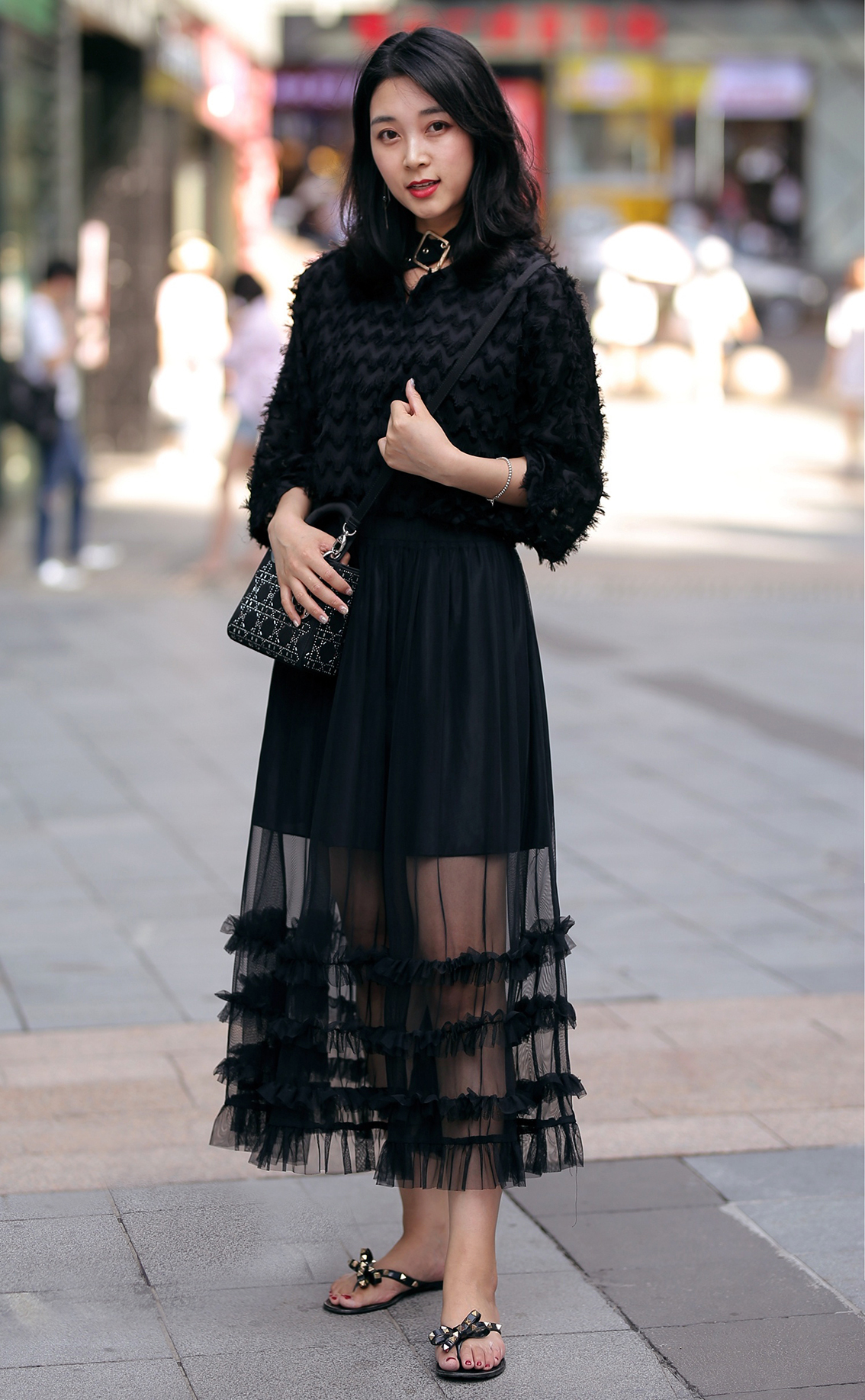 街拍:半透视纱裙让小姐姐们秀出若隐若现的小性感,真是太迷人