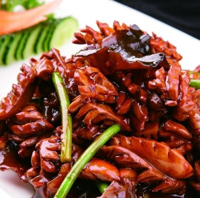 第一步:将腰子洗净,一剖两片,批去腰臊,剖成麦穗花刀,切成宽2厘米,长5