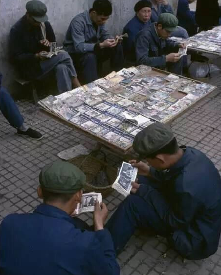 70年代老照片:图1的娱乐方式让人吃惊,图5的活动流传到现在!