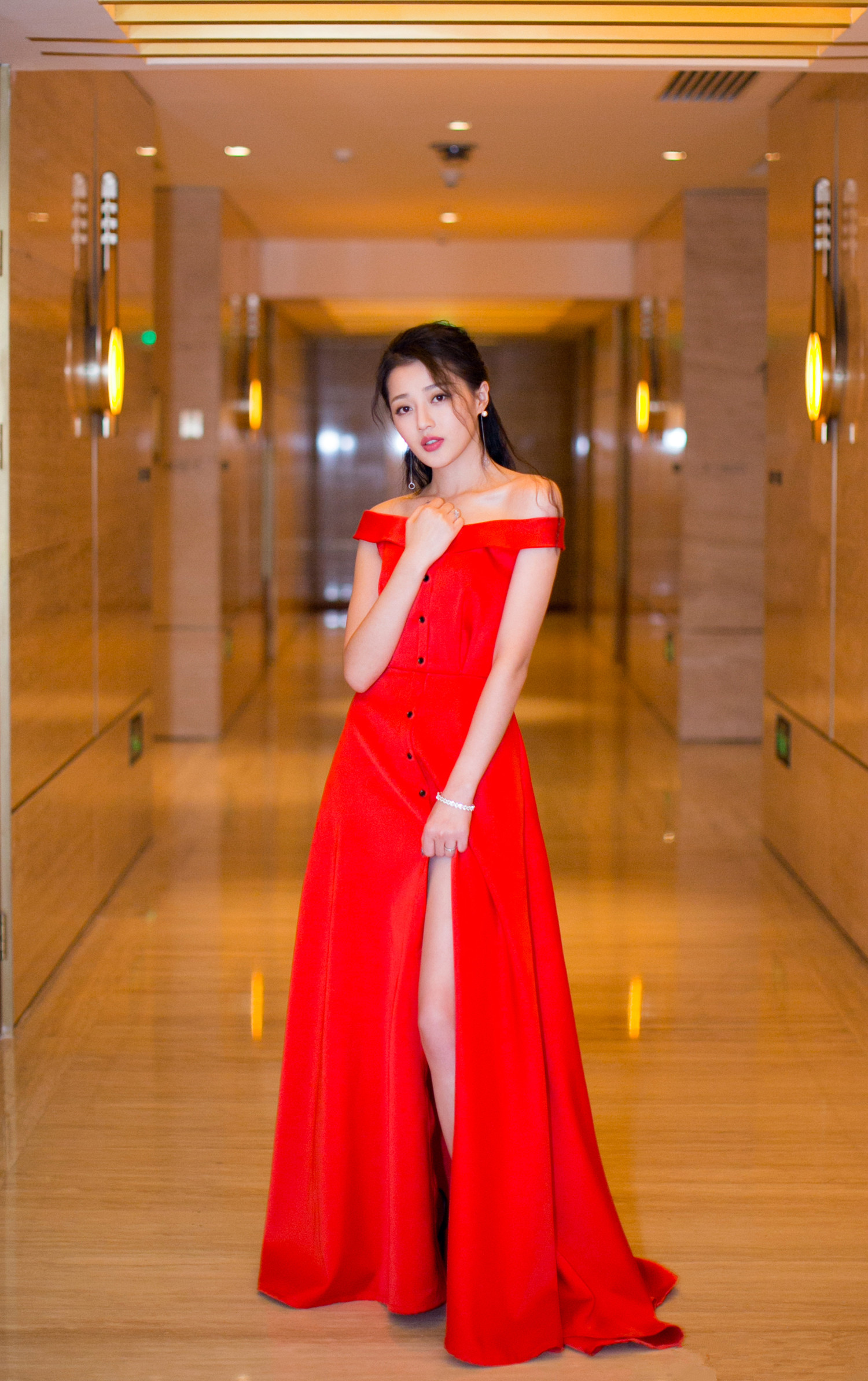 出演玄门大师的女一号王秀竹,生活时尚打扮尽显女神气质