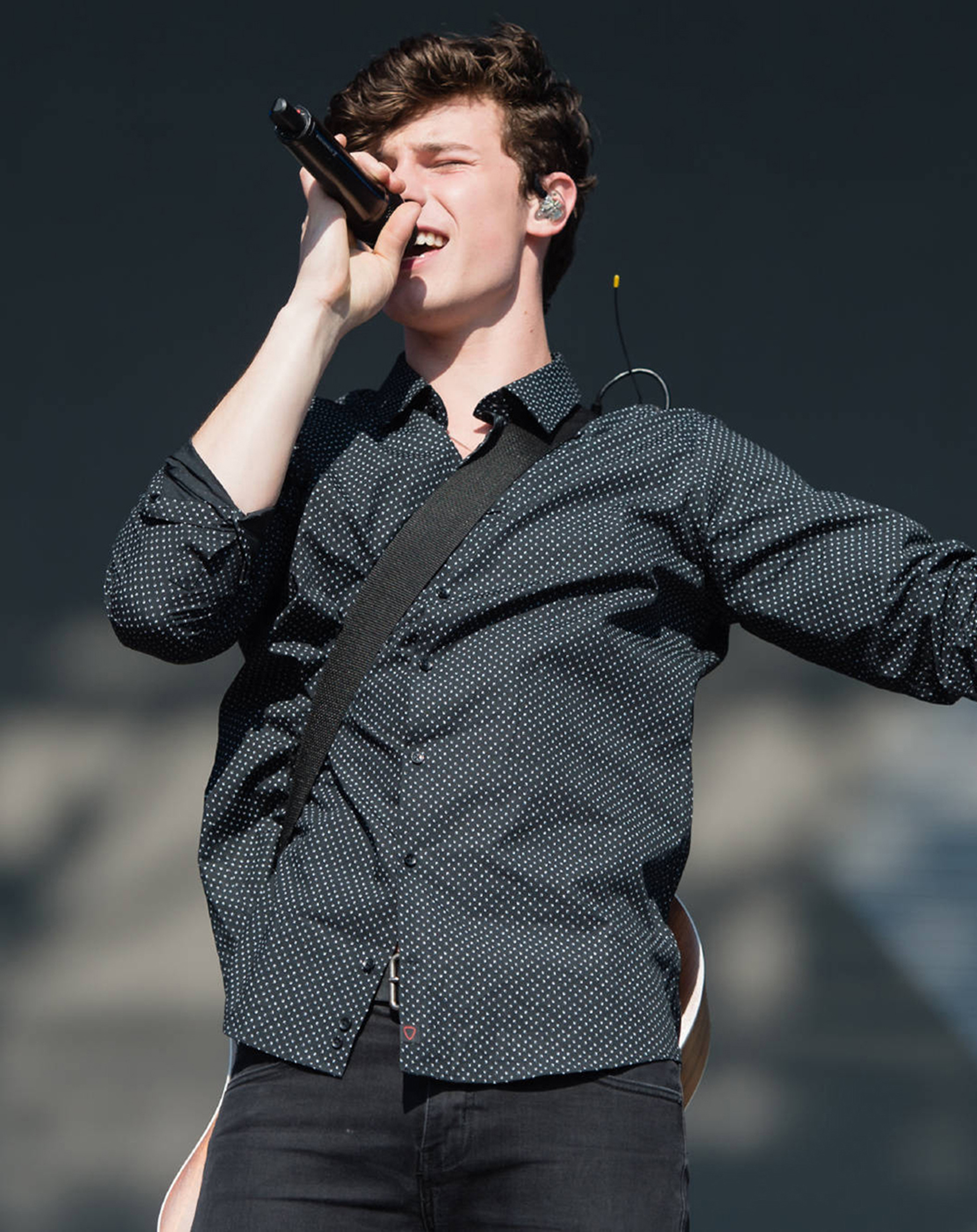 shawn mendes现身bbc周末音乐节表演,萌德很帅啦!