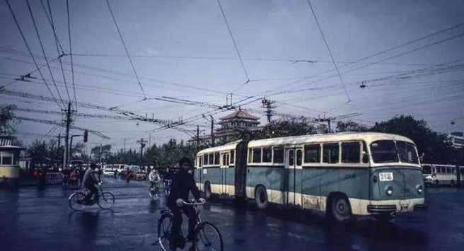 80年代老照片:圖1是什麼車子?圖3是80年代的女生宿舍