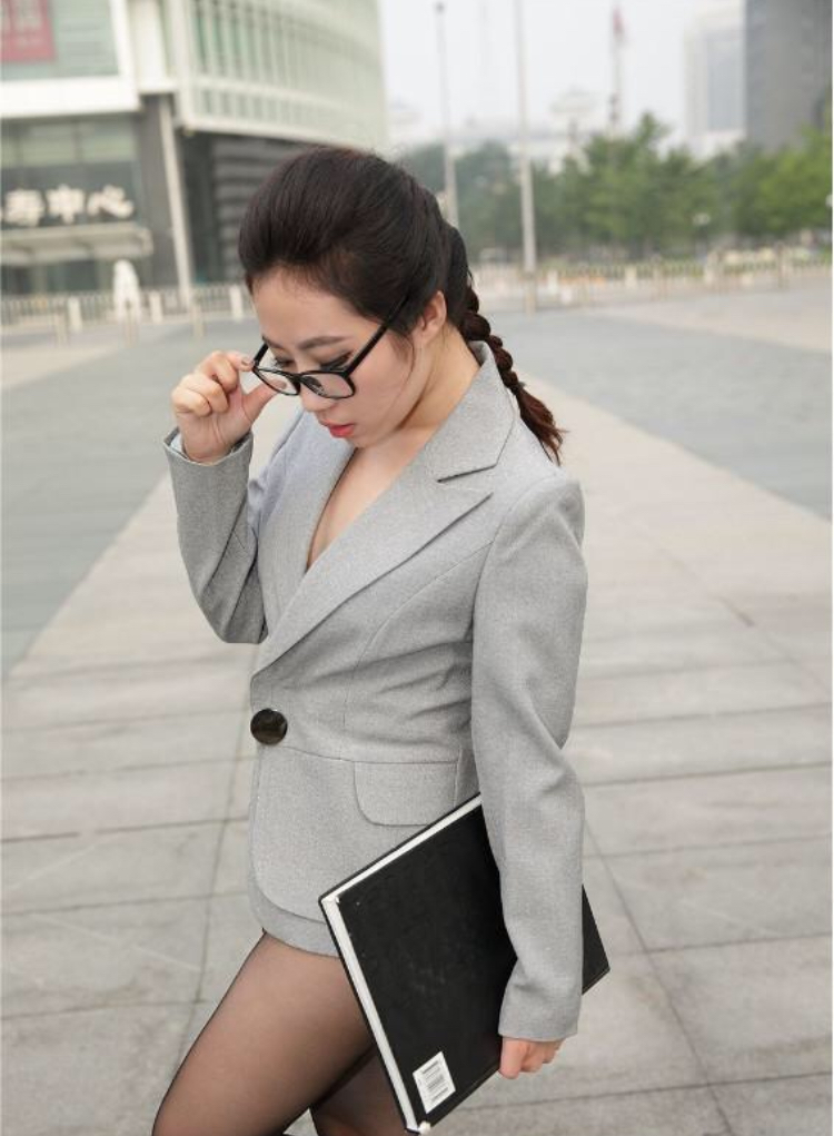 街拍:图6极品白领美女,职业装搭配黑丝袜,女人味十足