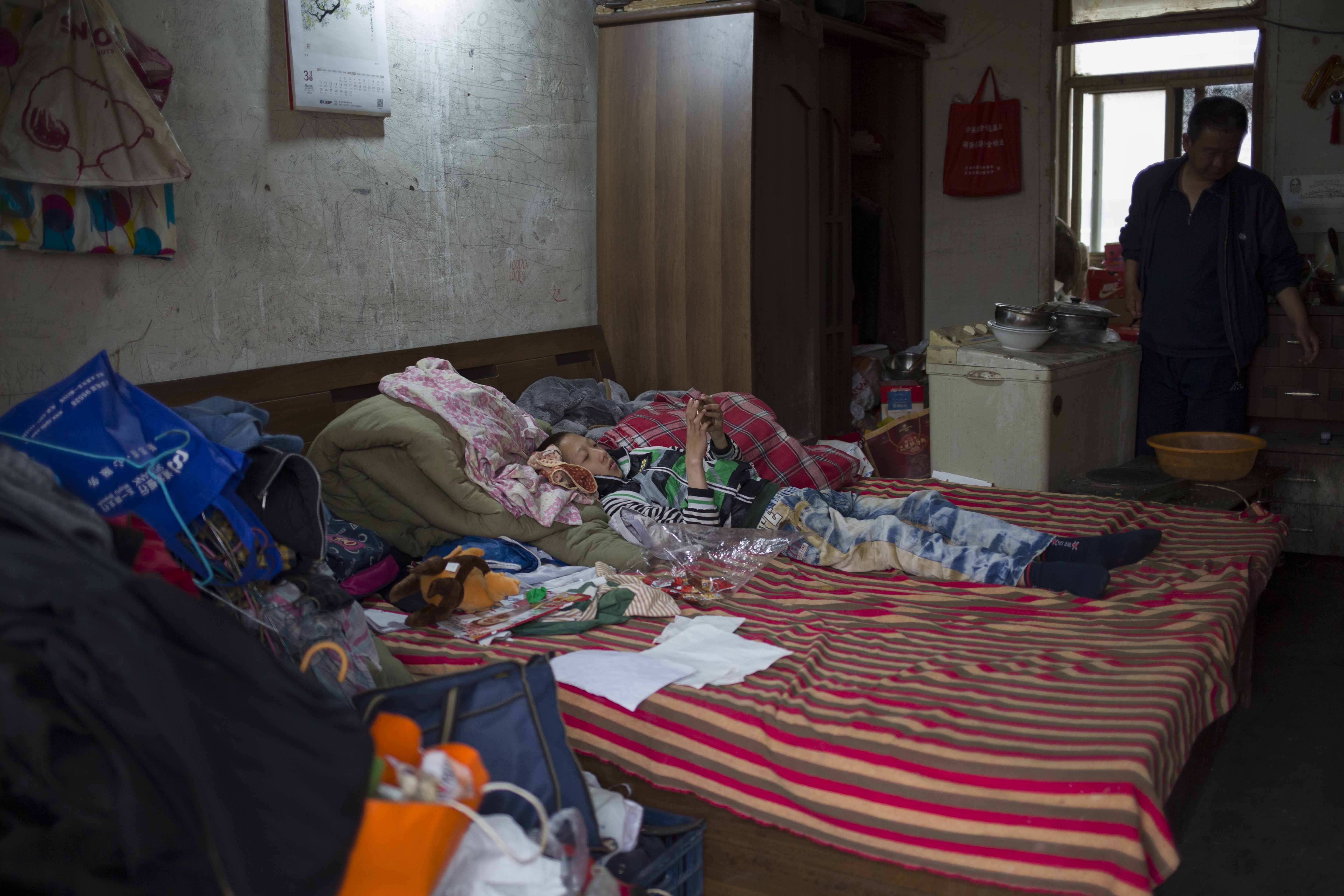 妈妈嫌娃有病占房离婚,爸爸带娃蜗小黑屋相依为命