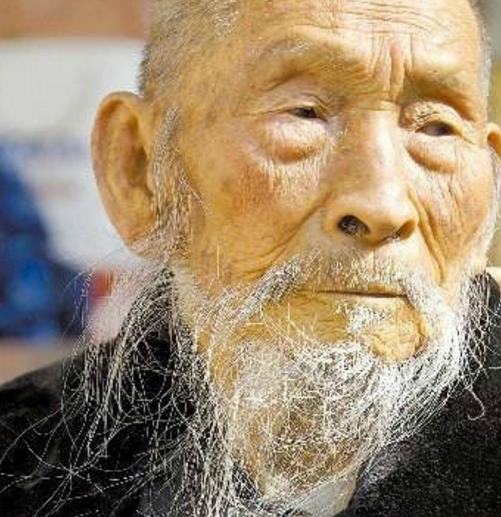 平日里,子女们不能穿拖鞋,付心德认为这是一副亡国奴相.