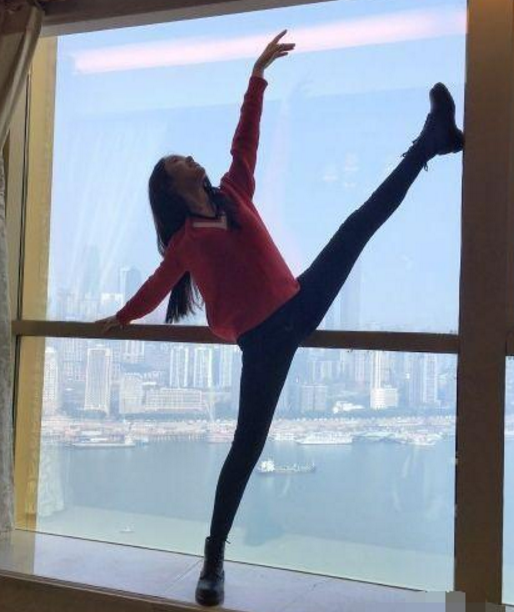 女星一字马:迪丽热巴逆天大长腿,baby最差,杨幂真是不露锋芒!