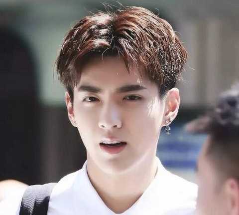 留"中分头"最帅的5位男星:鹿晗李易峰上榜,你觉得哪个最帅?