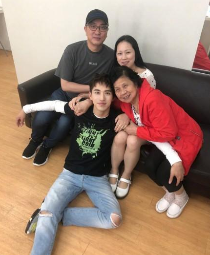 许魏洲泰国演唱会火爆,父母和外婆也来到泰国现场支持