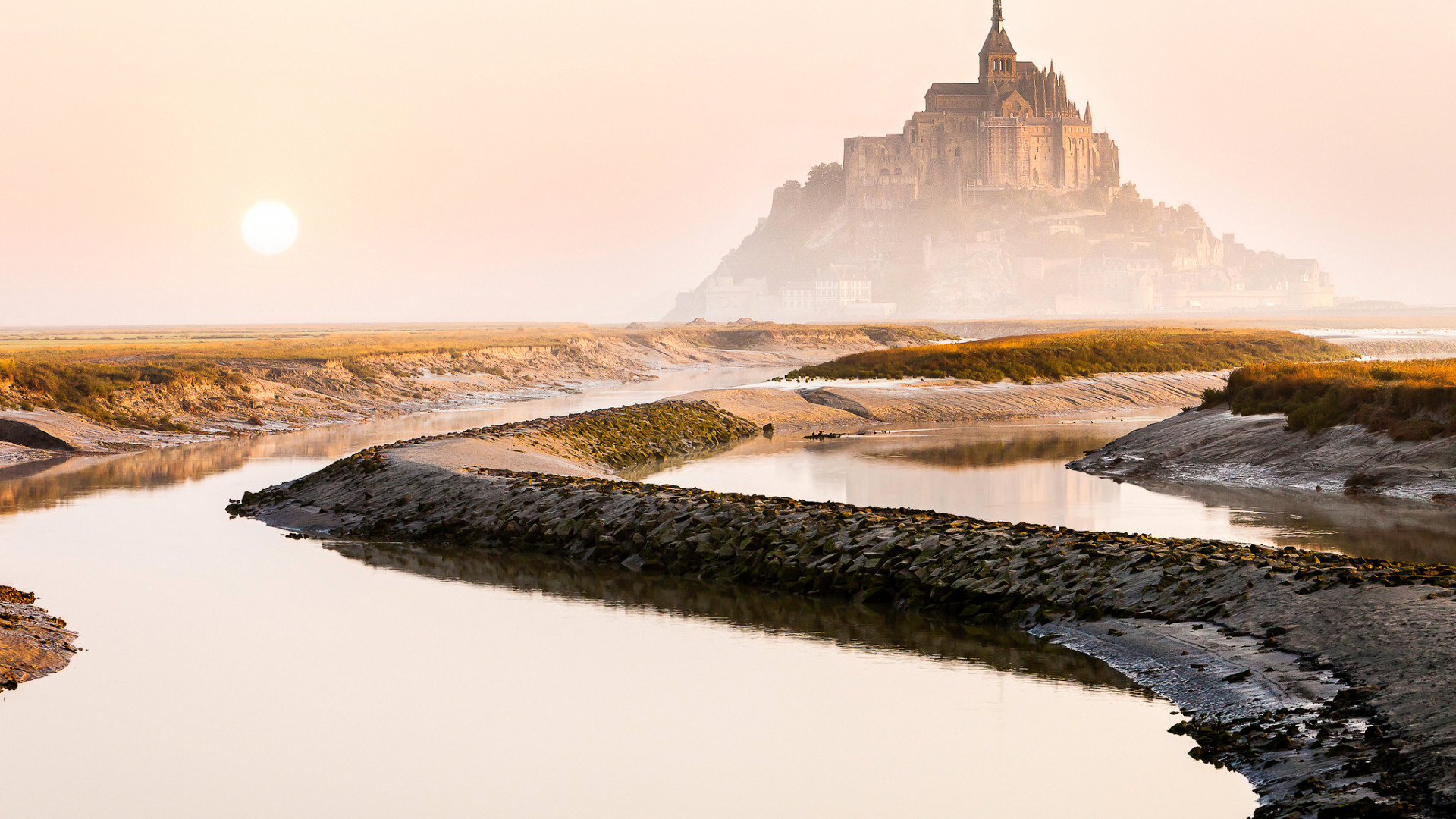 圣米歇尔山是一座孤岛,只有涨潮时才浮出海面,颇具神秘色彩