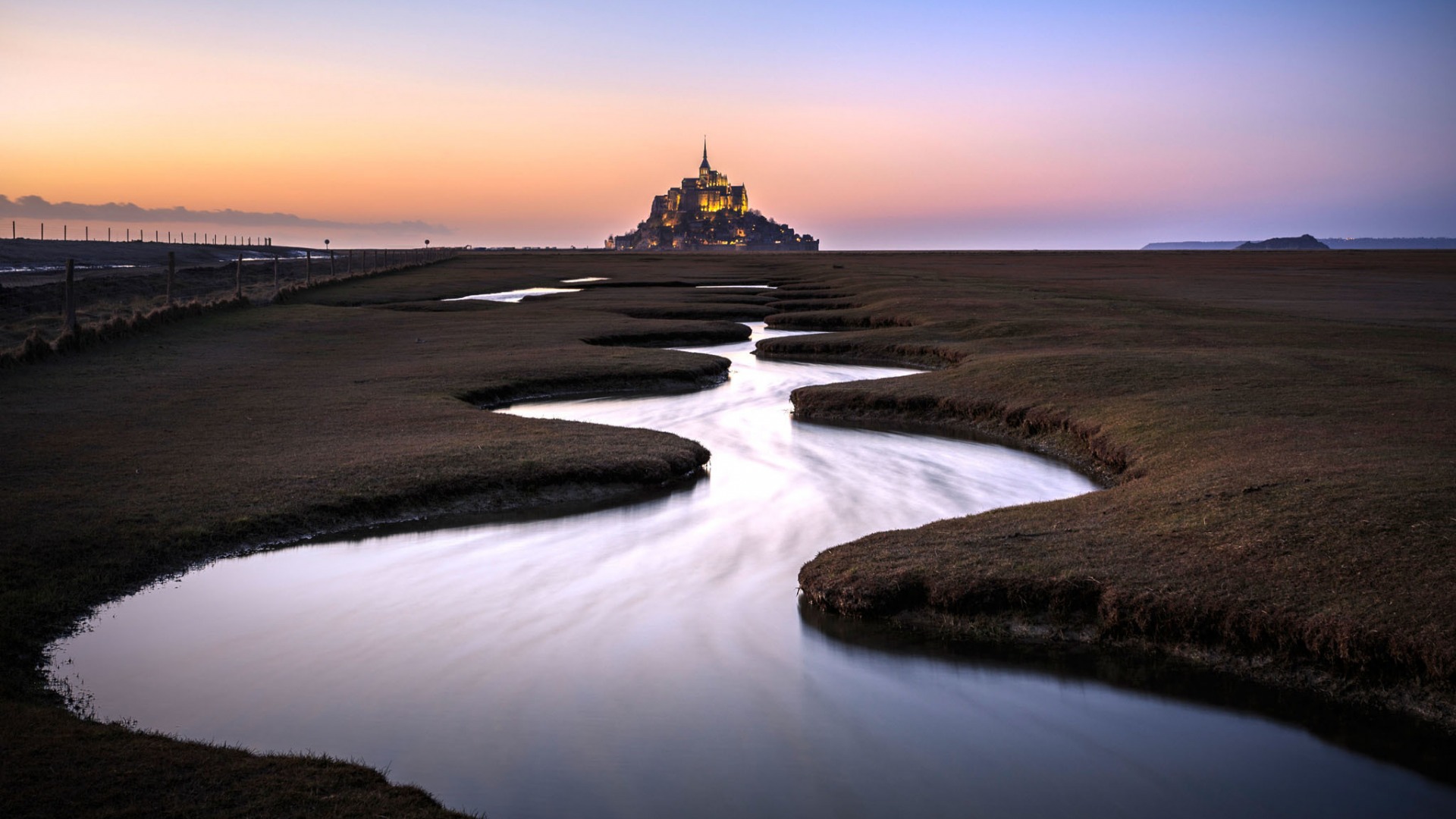 圣米歇尔山是一座孤岛,只有涨潮时才浮出海面,颇具神秘色彩