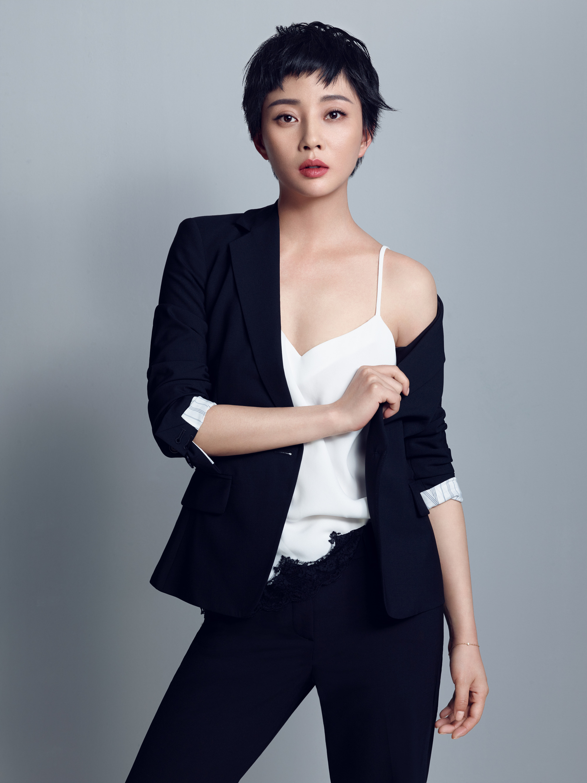 2017年凭借《鸡毛飞上天》获得第23届上海电视节白玉