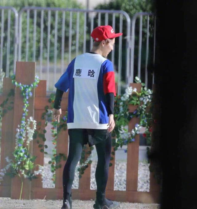 《跑男》最新路透,鹿晗身穿紧身形体裤,陈赫站在一旁真是够尴尬