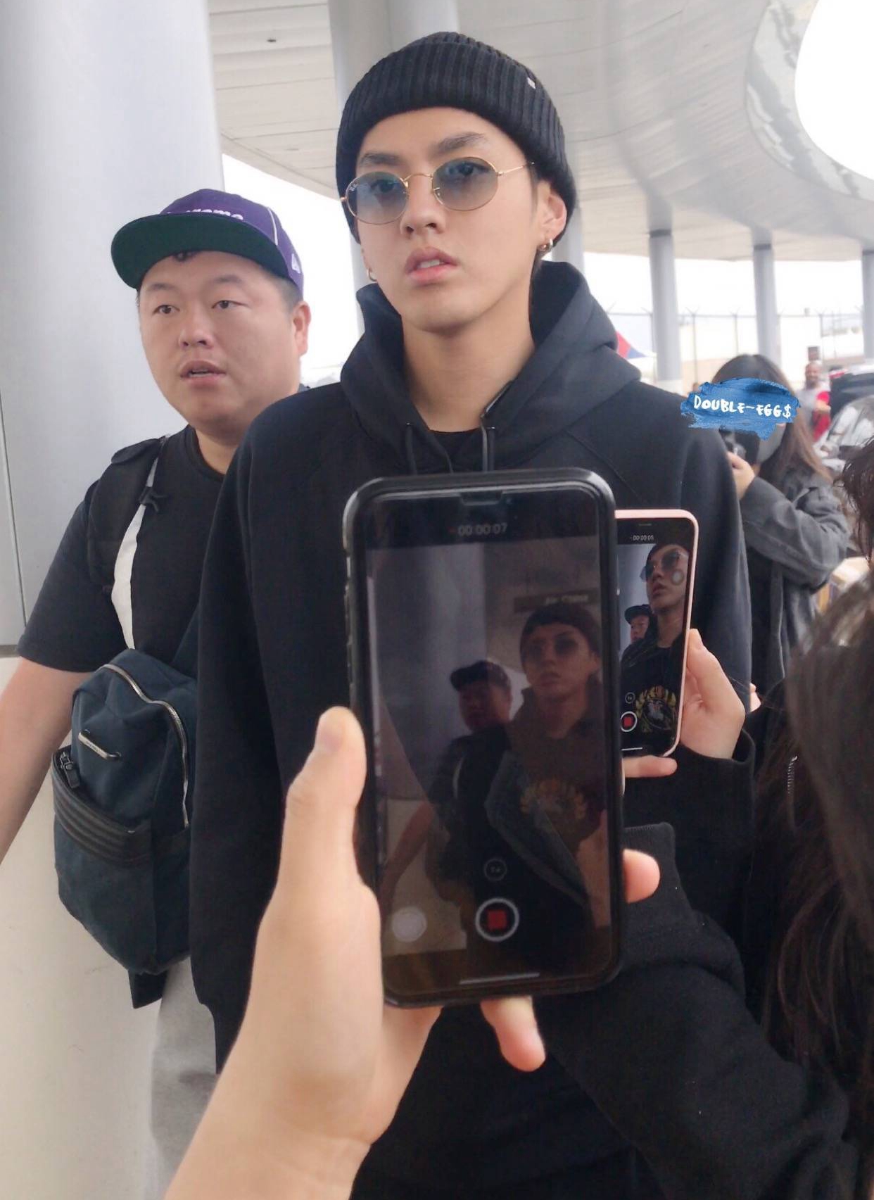 吴亦凡回国,机场机场演绎酷黑系boy,没想到被眉毛抢镜