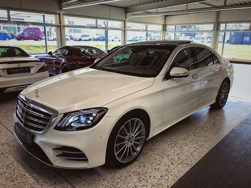 奔驰s级大队长白色的更有气质