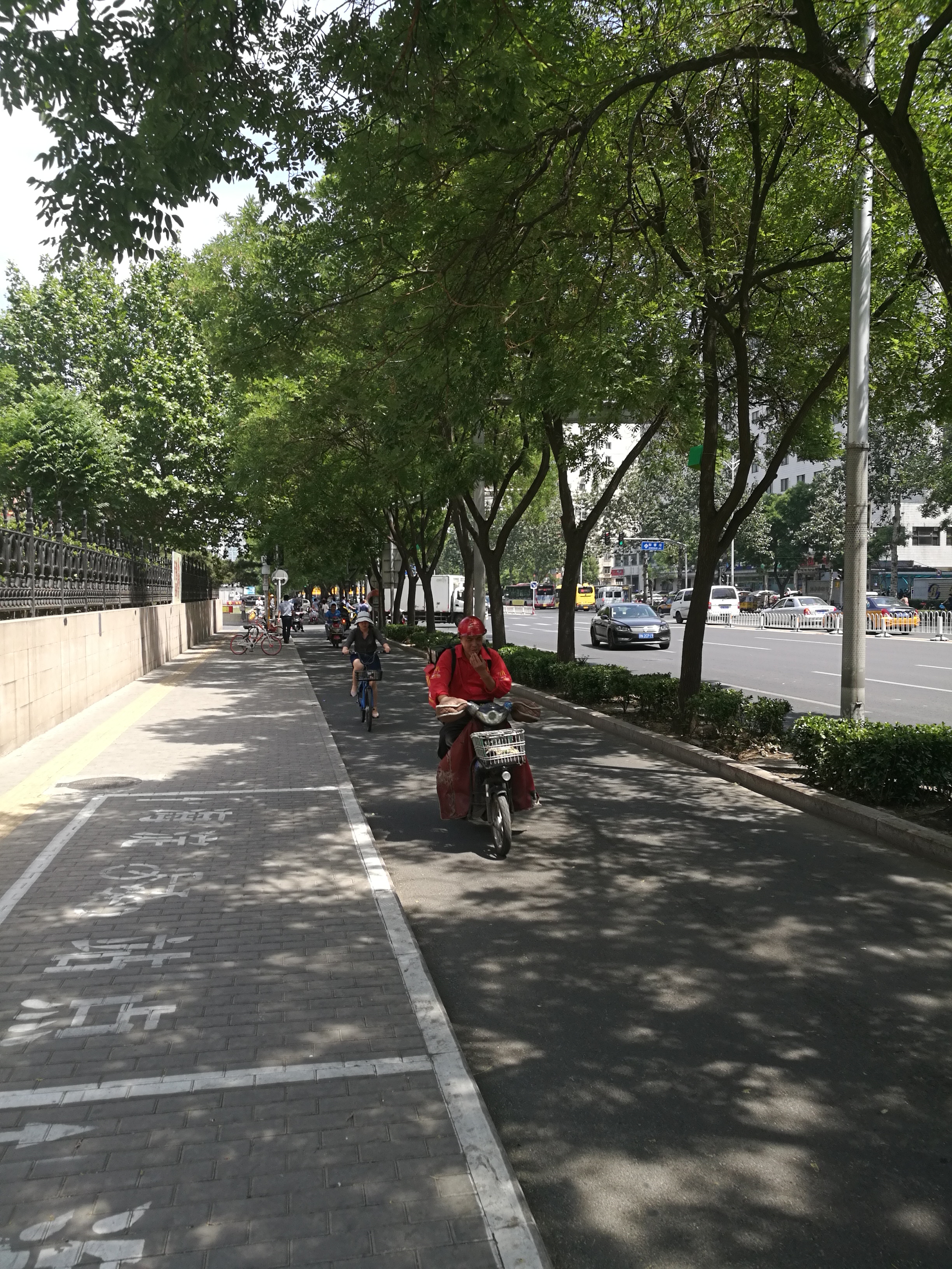 北京有北三环北四环,北京地铁10号线经过的知春路则是为3.5环