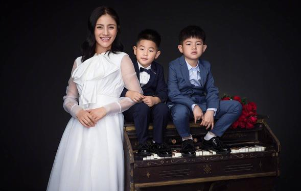 胡可带儿子拍摄写真温馨搞怪   网友:安吉的颜值快地位要不保了