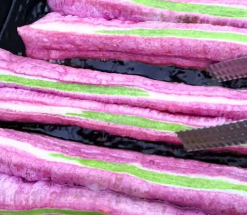 大妈在街边卖彩色油条,我吃过后,立刻买了30根!