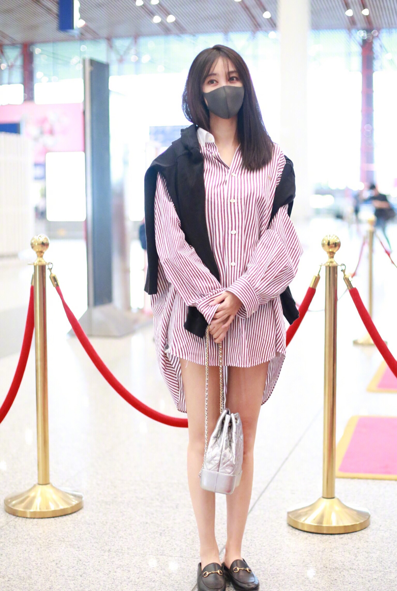 李菲儿素颜亮相机场,玩下衣失踪清凉十足,大长腿吸人眼球