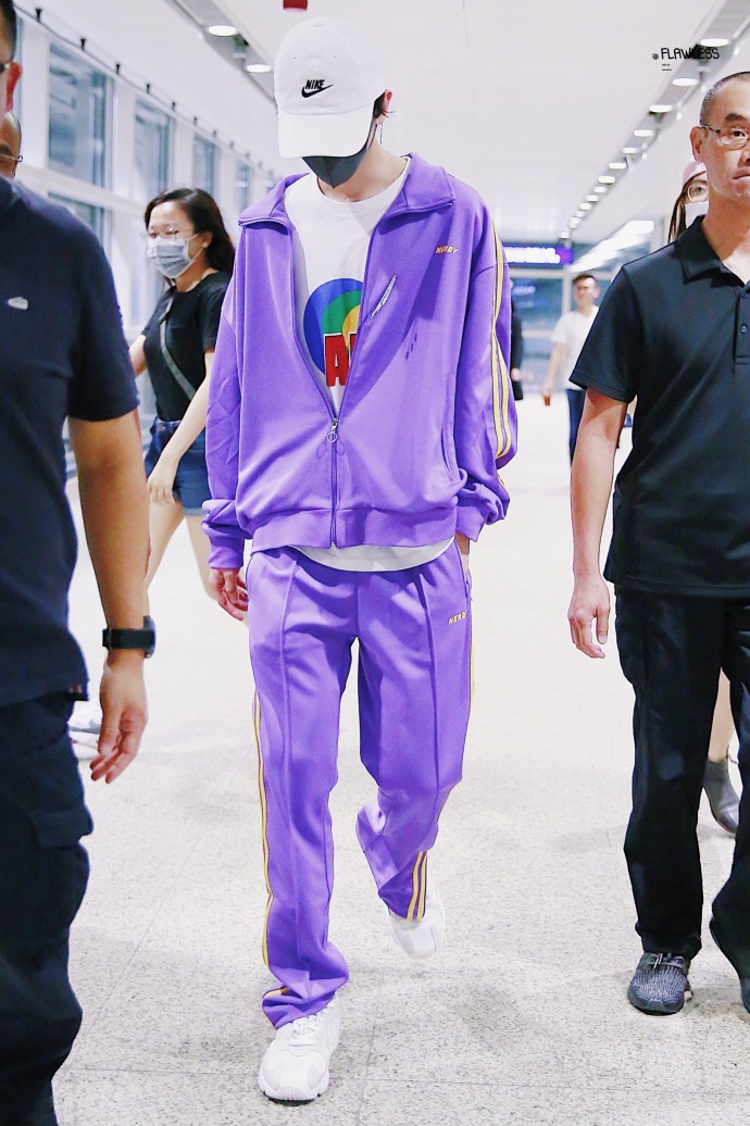 蔡徐坤现身香港机场,一身紫色太迷人,只是这裤子真不是一般的长