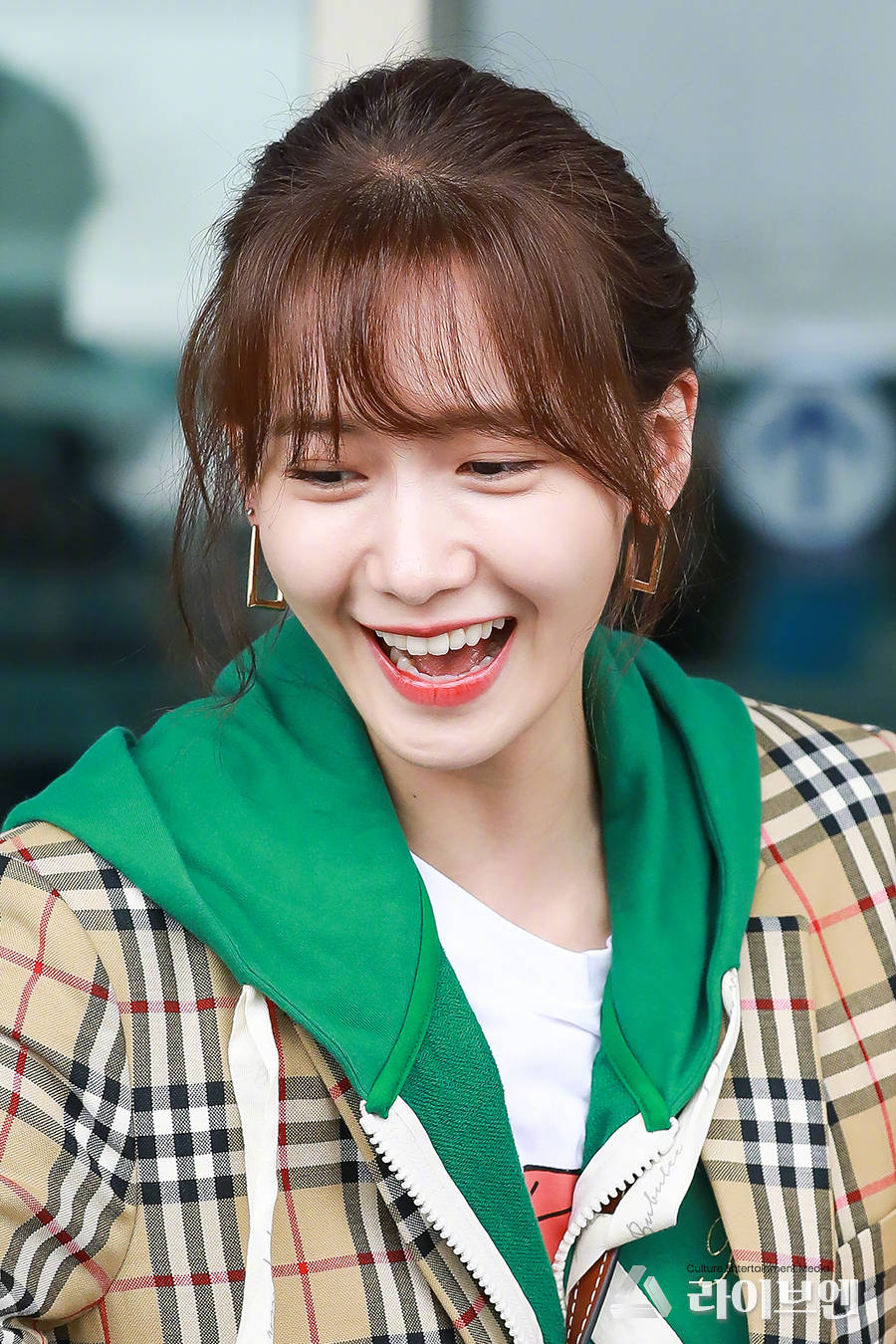 林允儿一身休闲造型现身机场清爽又可爱,收到粉丝礼物超开心!