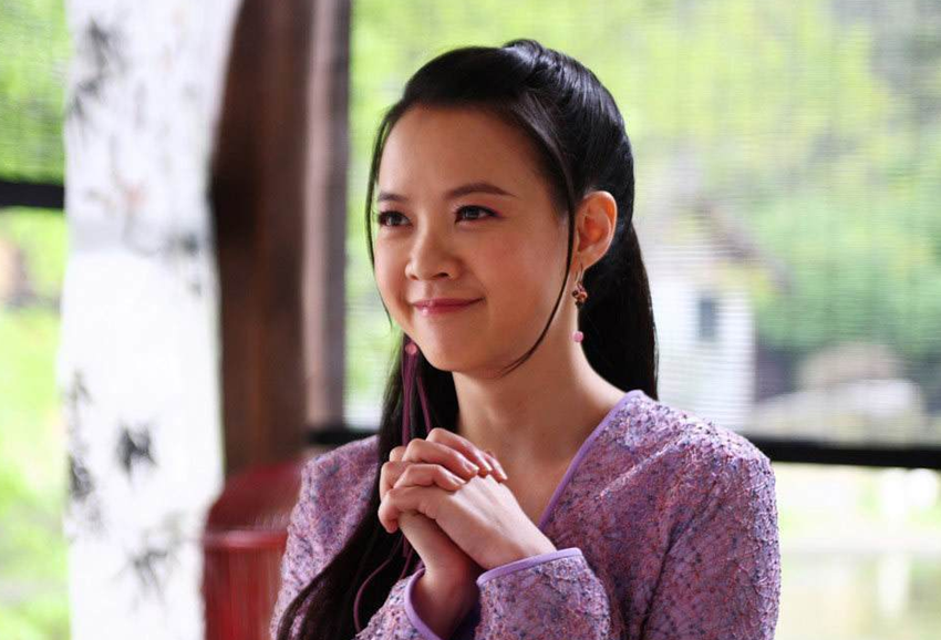 二,曾宝仪,曾宝仪在《天师钟馗之青蛇有泪》中饰演小青,还是挺感人的.