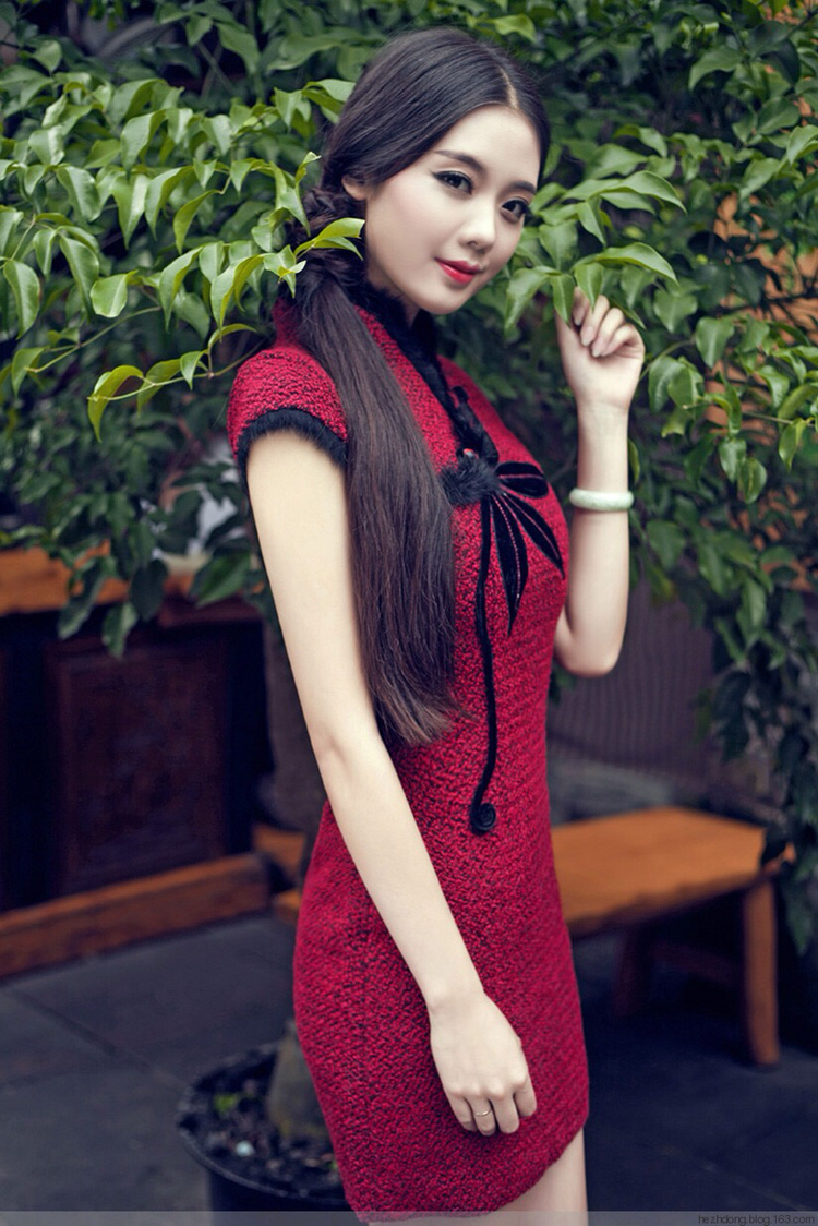 婀娜多姿少妇不管穿什么衣服都很美