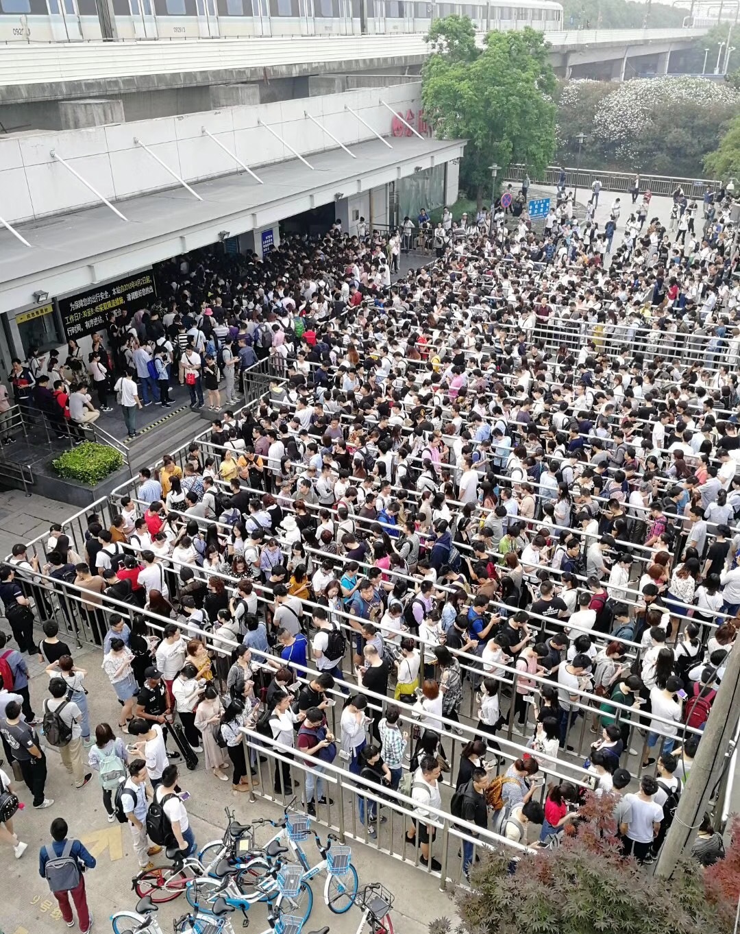 分析上海地铁9号线佘山站发生故障:客流密度比市中心还大