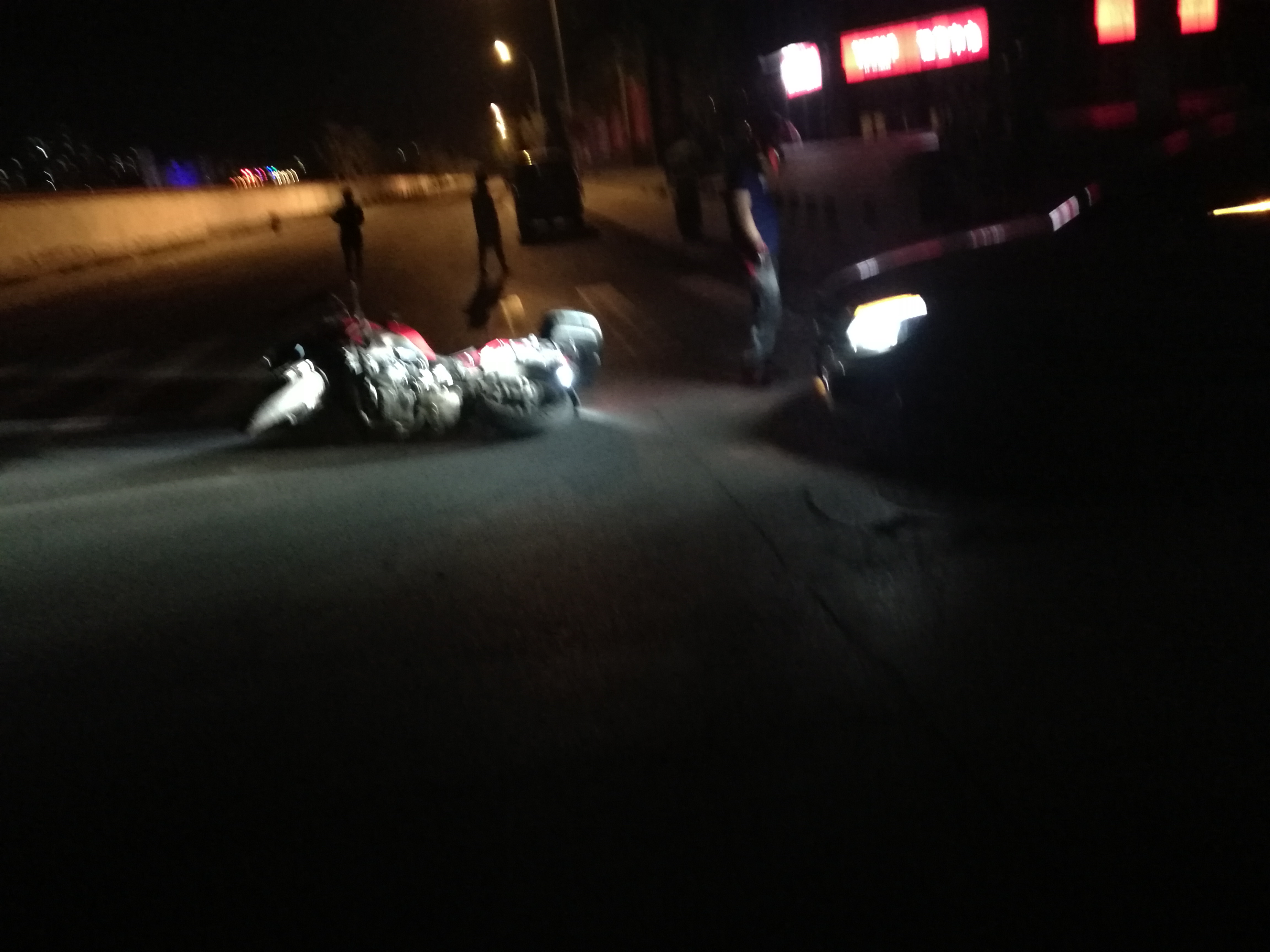 奔驰女司机拐弯绊倒摩托车,淡定坐车里打电话坐等家人