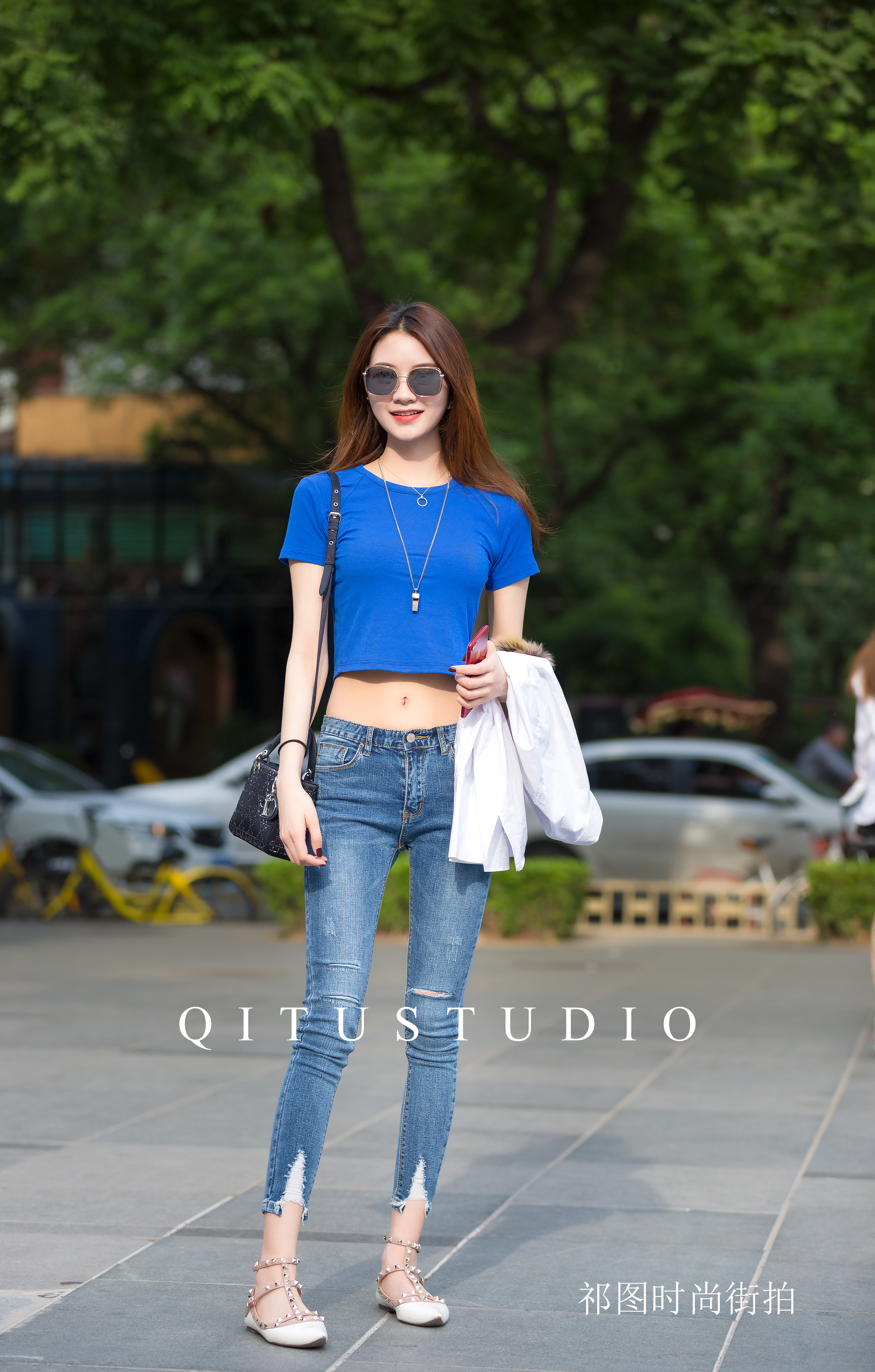 街拍:最美夏季是时尚元素最突出的季节,看三里屯的美女时尚穿搭