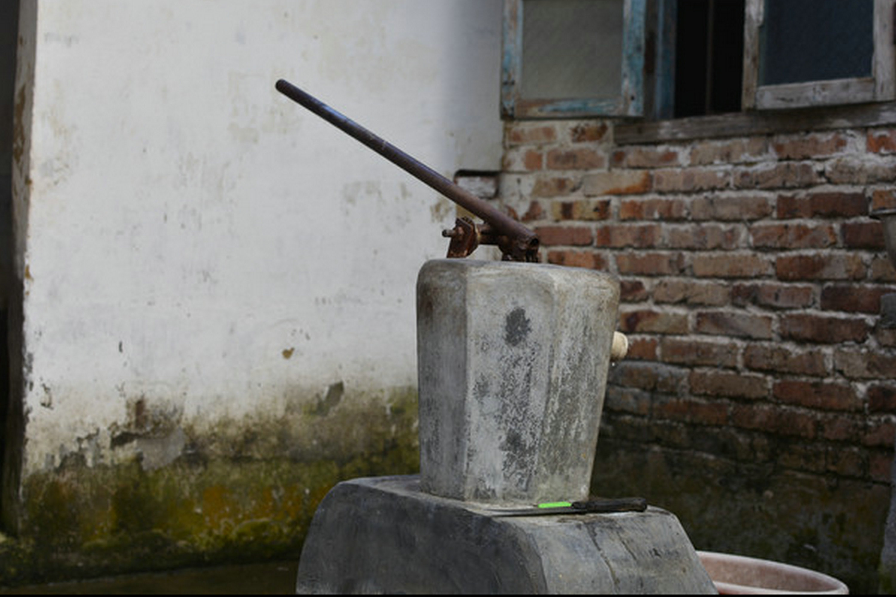 现在城市里看不到农村也少见的压水井